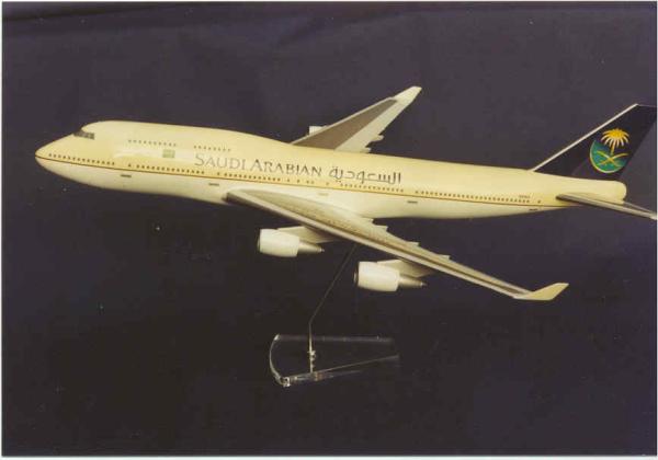 Flugzeugmodell: Saudi Arabian Airlines Boeing 747-400 1:100 neue Lackierung