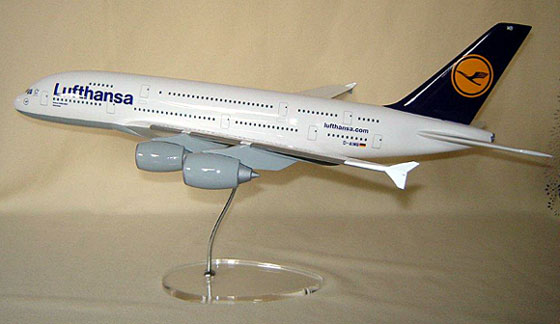 Flugzeugmodell: Lufthansa Airbus 380-800 1:100 