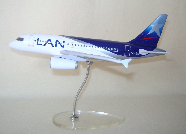 Flugzeugmodell: Lan Chile Airbus A318 1:100 CC-CVA, 2x CFM 56 engines