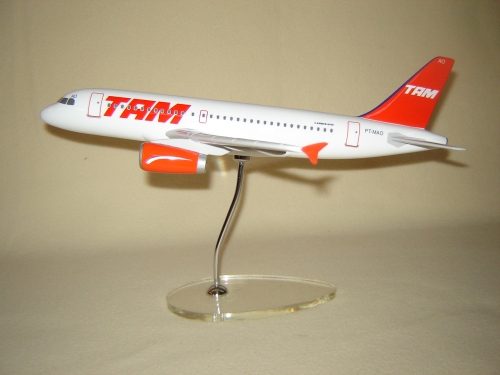 Flugzeugmodell: TAM Airbus A319 1:100 