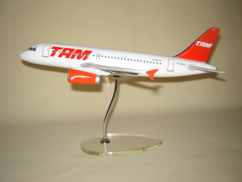 Flugzeugmodell: TAM Airbus A319 1:100