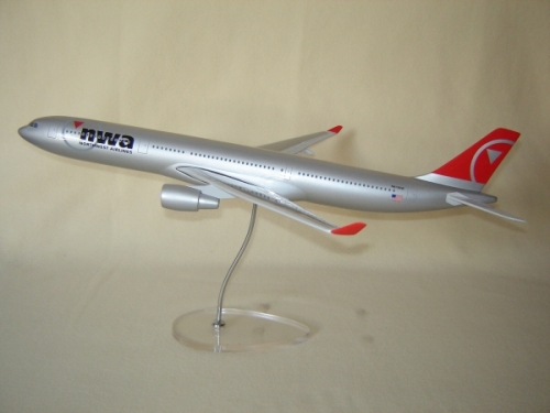 Flugzeugmodell: Northwest Airlines Airbus A330-300 1:100 
