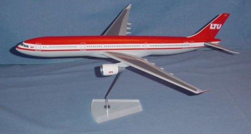 Flugzeugmodell: LTU Airbus A330-300 1:100 