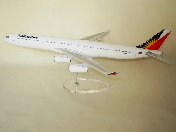Flugzeugmodell: Philippines Airbus A340-300 1:100 
