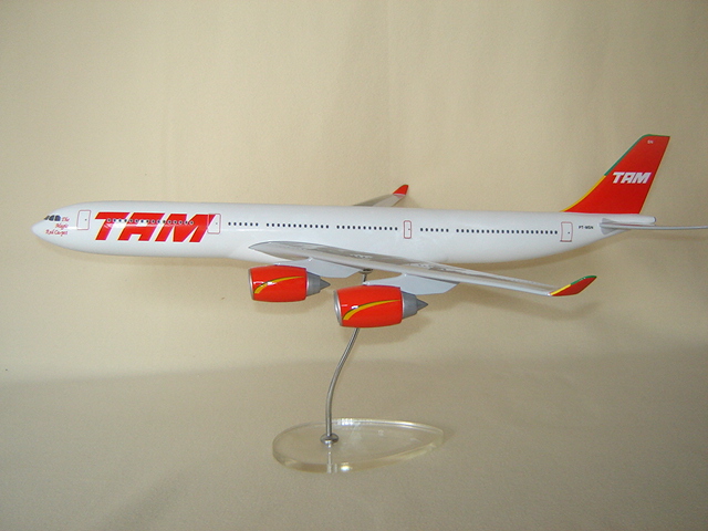 Flugzeugmodell: TAM Airbus A340-500 1:100 