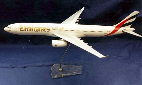 Flugzeugmodell: Emirates Airbus A330-300 1:100 