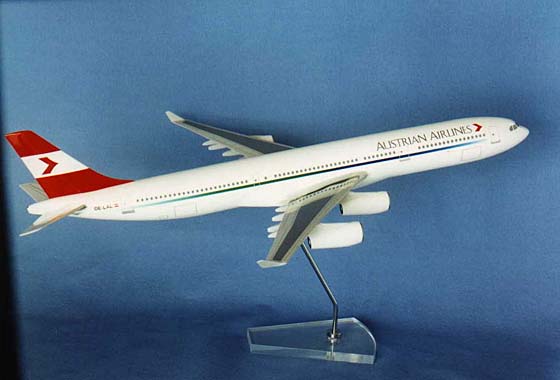 Flugzeugmodell: Austrian Airlines Airbus A340-300 1:100 