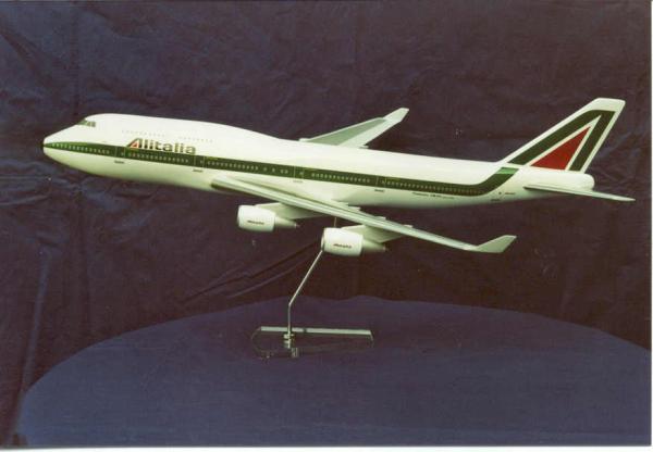 Flugzeugmodell: Alitalia Boeing 747-400 1:100 