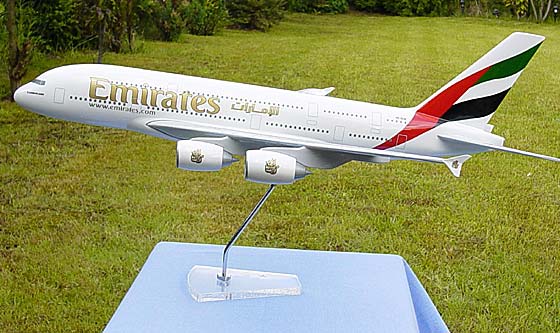 Flugzeugmodell: Emirates Airlines Airbus A380-800 1:100 