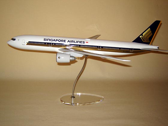 Flugzeugmodell: Singapore Airlines Boeing 777-200 1:100 